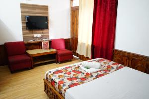 Postel nebo postele na pokoji v ubytování Hotel Magnolia Mallroad Manali