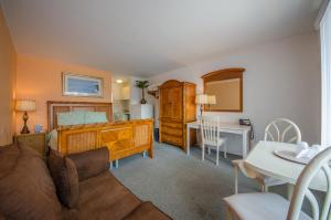 Schlafzimmer mit einem Bett, einem Schreibtisch und einem Tisch in der Unterkunft Tangiers Resort Motel in Wildwood Crest