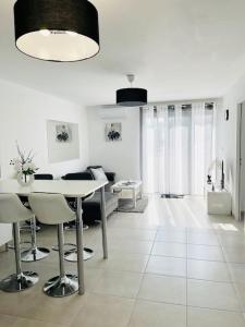 Część wypoczynkowa w obiekcie Maison 4 personnes avec jacuzzi