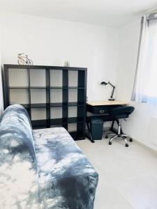 sypialnia z łóżkiem i biurkiem w obiekcie Maison 4 personnes avec jacuzzi w mieście Marignane