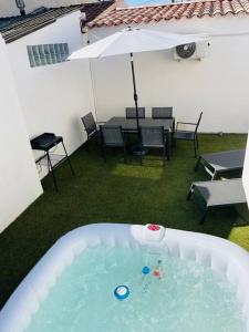 Basen w obiekcie Maison 4 personnes avec jacuzzi lub w pobliżu