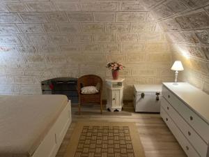 1 dormitorio con 1 cama, 1 silla y chimenea en Casa della Luna, en Bari