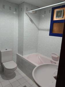 Koupelna v ubytování Affordable transient - not a hotel - sharing kitchen and washrooms