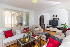 Doa - Apartment with Lovely Terrace & Sea View في مْليني: غرفة معيشة مع أريكتين وتلفزيون