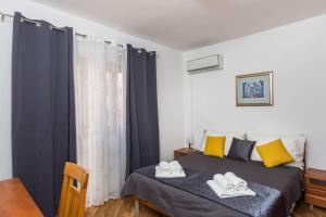 Doa - Apartment with Lovely Terrace & Sea View في مْليني: غرفة نوم بسرير والستائر صفراء وسوداء