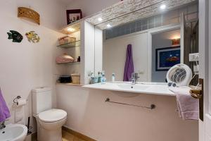 a bathroom with a sink and a toilet at Villa Vivimar in Siracusa