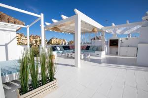 biały taras zewnętrzny z białą pergolą w obiekcie Penthouse in Estepona - Malaga w mieście Estepona