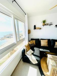 un soggiorno con divano e una grande finestra di Apartamento El Osito a La Manga del Mar Menor