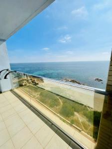 una vista sull'oceano dal balcone di un edificio di Apartamento El Osito a La Manga del Mar Menor