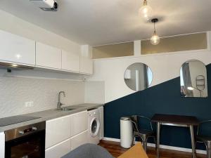 a kitchen with a sink and a washing machine at Appartement en Centre-Ville in Brest +5 photos