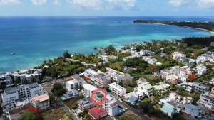 eine Luftansicht auf eine Stadt und das Meer in der Unterkunft Le Diamant Vert Apartments @ Mont Choisy in Mont Choisy