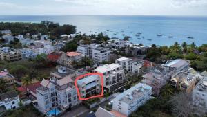 - une vue aérienne sur une ville avec des bâtiments et l'océan dans l'établissement Le Diamant Vert Apartments @ Mont Choisy, à Mont Choisy