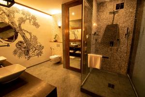 La salle de bains est pourvue d'une douche et d'un lavabo. dans l'établissement The Rockwall Boutique Hotel, à Bentota