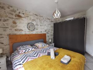 1 dormitorio con 1 cama con cabecero de madera en Centre Charmant 3 pièces- Vannes avec parking, en Vannes