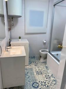 a bathroom with a toilet and a sink and a shower at Céntrico in Antequera