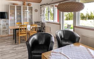 KvänarpにあるBeautiful home in Vittaryd with 2 Bedrooms and WiFiのキッチン、ダイニングルーム(テーブル、椅子付)