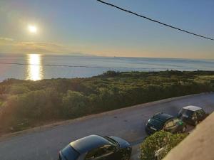 un gruppo di auto parcheggiate su una strada vicino all'acqua di Indigo a Rafina