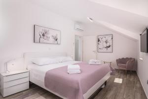 Postel nebo postele na pokoji v ubytování Apartman Mala plaža 2