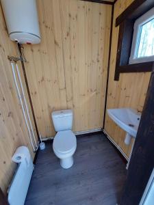 Koupelna v ubytování Kempings Mežvēji + 25 fotografií