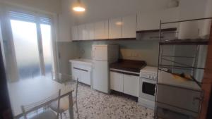 Η κουζίνα ή μικρή κουζίνα στο Lerici D'amare a 3 min a piedi dalla spiaggia +11 φωτογραφίες