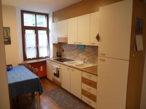 eine Küche mit einem weißen Kühlschrank und einer Spüle in der Unterkunft Casa Alberti in Valfurva