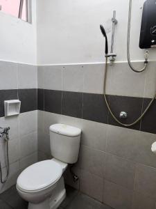 un baño con inodoro y ducha en Triple H Minionstay Kuala Terengganu, en Kuala Terengganu
