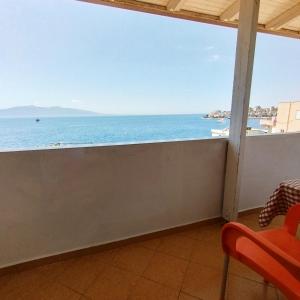 Mejdi Apartments في سارنده: شرفة مطلة على المحيط