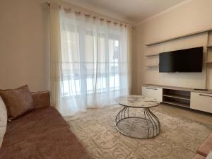 TV/trung tâm giải trí tại Peak Apartment Modern Durres City Centre #2