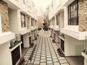 un pasillo vacío de un edificio de apartamentos en Goshen Inn en Bangalore