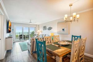 comedor y sala de estar con mesa y sillas en Land's End 9-304 Beach Front - Premier, en St Pete Beach