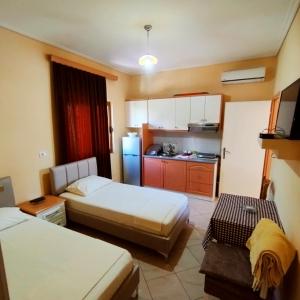 Mejdi Apartments في سارنده: غرفة صغيرة بسريرين ومطبخ +6 صور