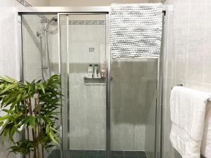 Private Unit underneath a family Home في Cherrybrook: دش مع باب زجاجي في الحمام