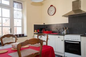 Kuchyň nebo kuchyňský kout v ubytování La Licorne - 1ère étage - Centre Bourg