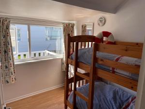 ein Schlafzimmer mit zwei Etagenbetten und einem Fenster in der Unterkunft Seabirds - 3 bed chalet, dog friendly, Bridlington in Bridlington