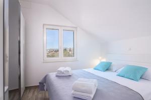 Postel nebo postele na pokoji v ubytování Apartman Mala plaža 2