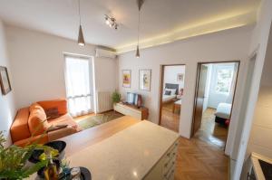 een woonkamer met een bank en een tafel bij Porto Albona in Rabac