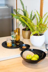 una tavola con due piatti di cibo e piante su di essa di Porto Albona a Rabac