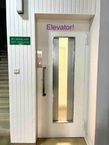 un ascensor con una señal en el lateral de un edificio en Cozy Antwerp - Cityview Studio FREE PARKING en Amberes