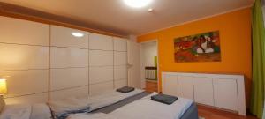 バーリンゲンにあるStilvolles Haus 124 qmのベッドルーム1室(ベッド2台付)が備わります。壁には絵画が飾られています。