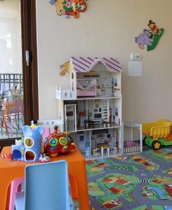 a play room with a doll house and a table at Karla, apartamenty i pokoje w Dębkach in Dębki