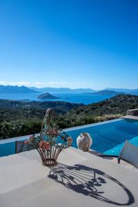 una mesa con un arreglo floral con vistas en The Boatyard Luxury Villa, en Tzíkidhes