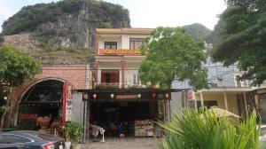 een gebouw met een bord erop met een berg bij Hoan Chau Homestay in Phong Nha