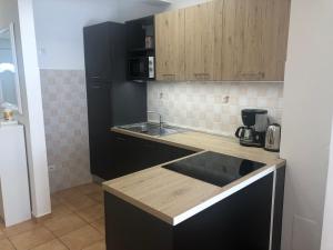 Kuchyňa alebo kuchynka v ubytovaní Villa Perla