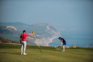 2 personnes jouant au golf sur un parcours dans l'établissement The Gatehouse Axminster, à Axminster