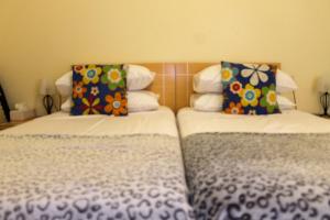 dwa łóżka ustawione obok siebie w pokoju w obiekcie 3 bedroom duplex apartment san cayetano w mieście San Javier