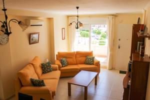 salon z kanapą i stołem w obiekcie 3 bedroom duplex apartment san cayetano w mieście San Javier