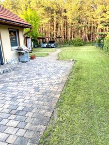 a yard with a brick walkway next to a house at Ferienhaus am Netzener See in Lehnin