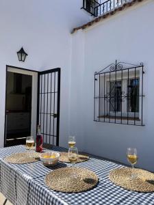 una mesa con tres copas de vino encima en Villa Mariaje, en Cazalla de la Sierra