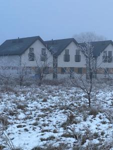 una casa en un campo cubierto de nieve en PORTKNAUBER en Rowy