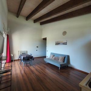 卡斯蒂廖內迪拉溫納的住宿－Ca Giuliocesare，客厅配有沙发和桌子